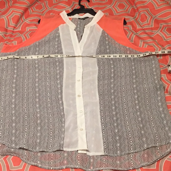 NWOT. Unique Spectrum Aztec print hi-lo top. Size 3x. Cute colors & print! - Picture 4 of 4